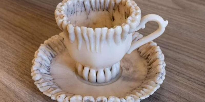 Kávésbögre fogakkal