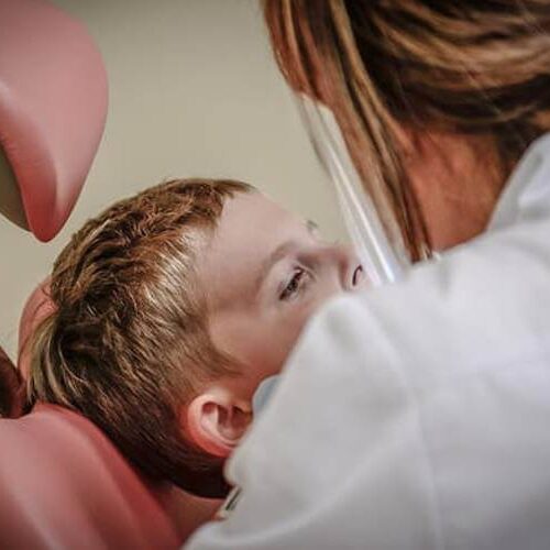 Hogyan tegyük könnyebbé gyerekünk első fogászati kezelését?