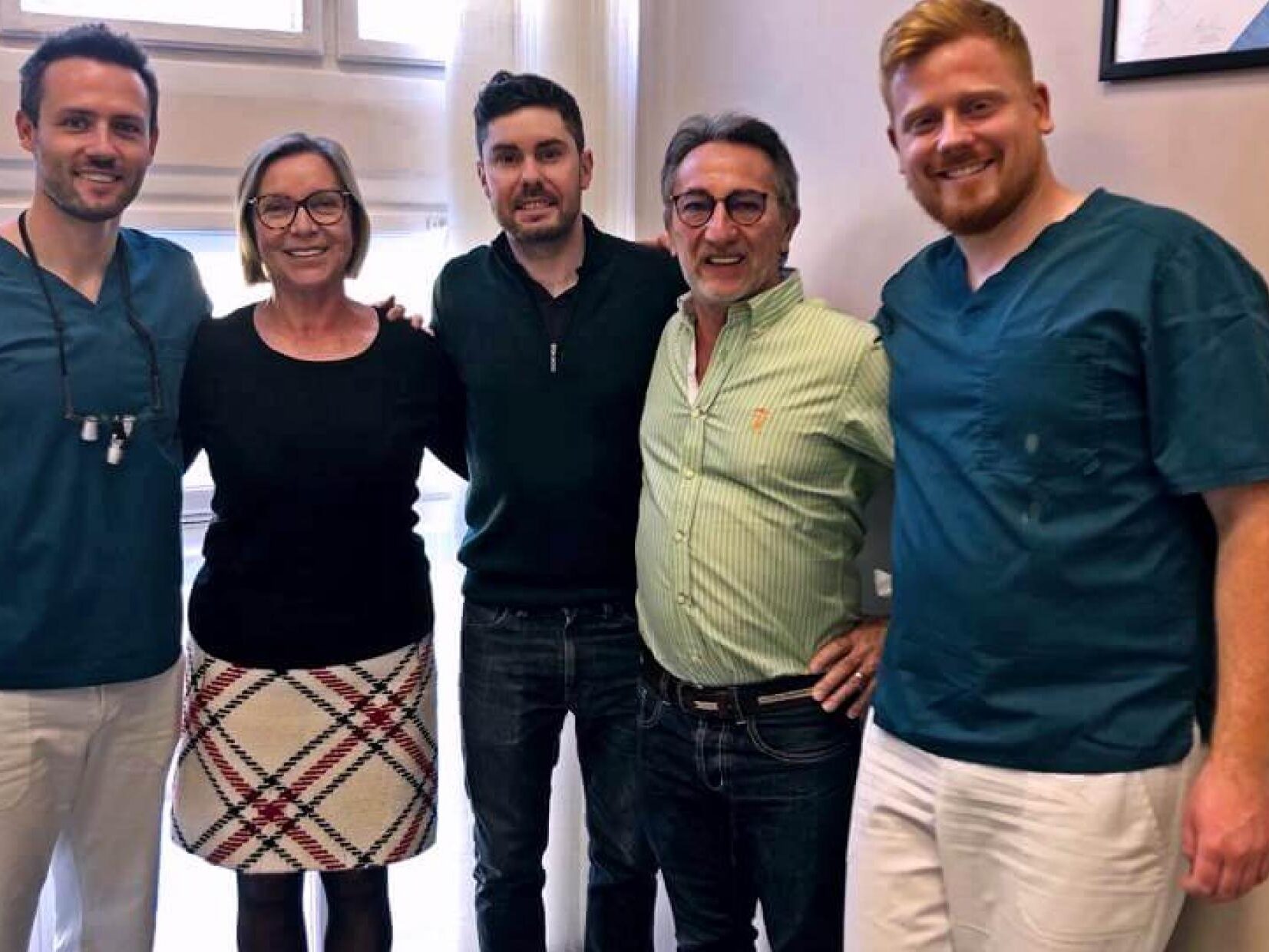 Dr. Ruszin Tamás és Dr. Nagy Róbert, valamint Jean Baptise Andre páciensekkel