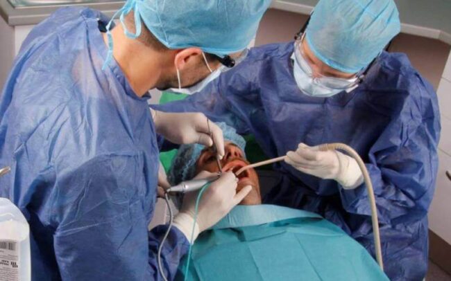 Dr. Ruszin Tamás és Dr. Nagy Róbert műtéti beavatkozás közben