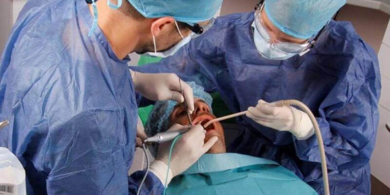 Dr. Ruszin Tamás és Dr. Nagy Róbert műtéti beavatkozás közben