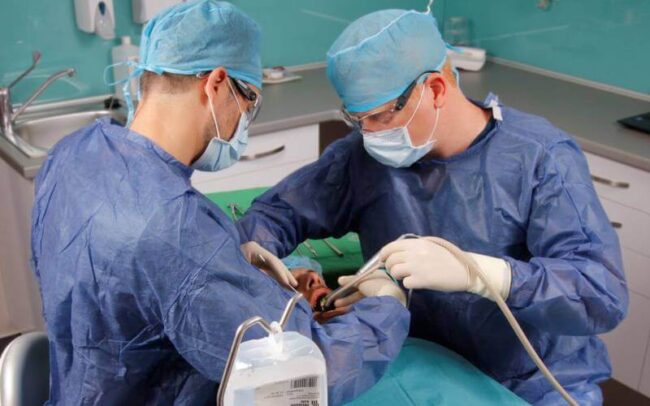 Dr. Ruszin Tamás és Dr. Nagy Róbert műtéti beavatkozás közben