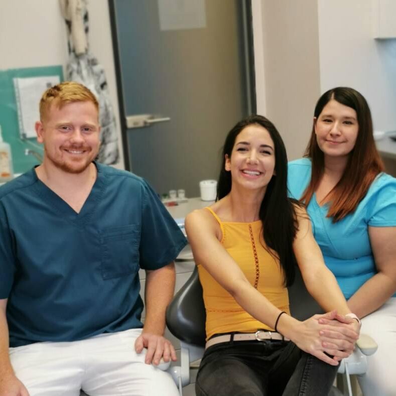 Dr. Nagy Róbert egy pácienssel a sikeres kezelést követően