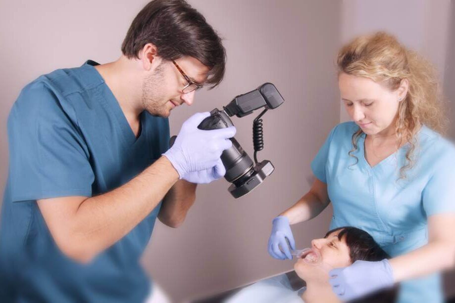 Dr. Steinhof Péter Márton egy páciense fogainak fotózása közben Dr. Steinhof Péter Márton egy páciense fogainak fotózása közben