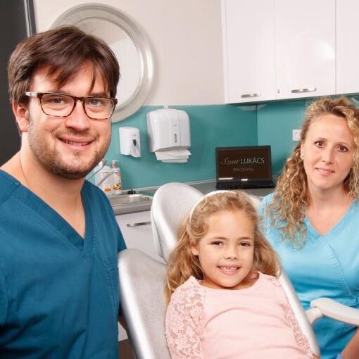 Dr. Steinhof Péter Márton és Gidófalvi Pálma, fiatal pácienssel