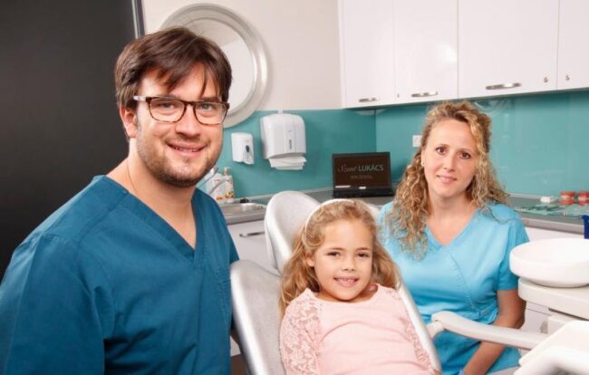 Dr. Steinhof Péter Márton és Gidófalvi Pálma, fiatal pácienssel