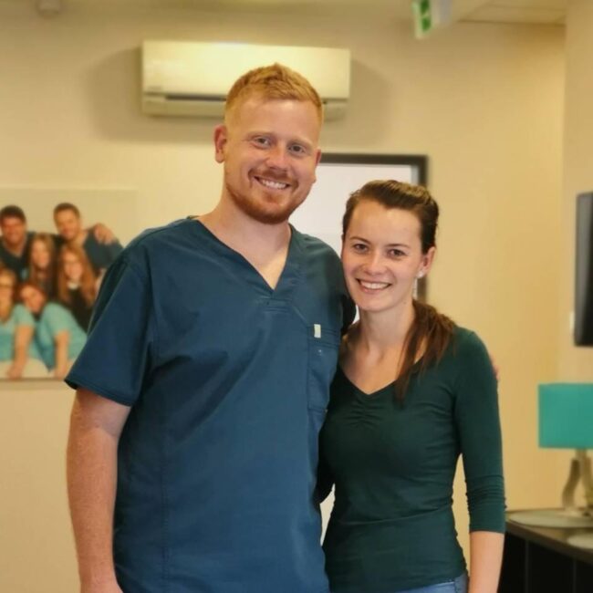 Dr. Nagy Róbert egy pácienssel a sikeres kezelést követően