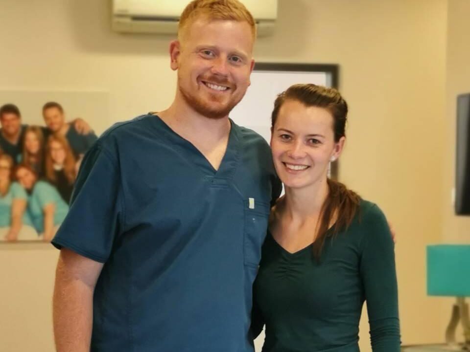 Dr. Nagy Róbert egy pácienssel a sikeres kezelést követően