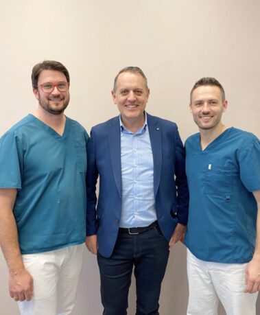 Dr. Steinhof Péter Márton és Dr. Ruszin Tamás egy pácienssel