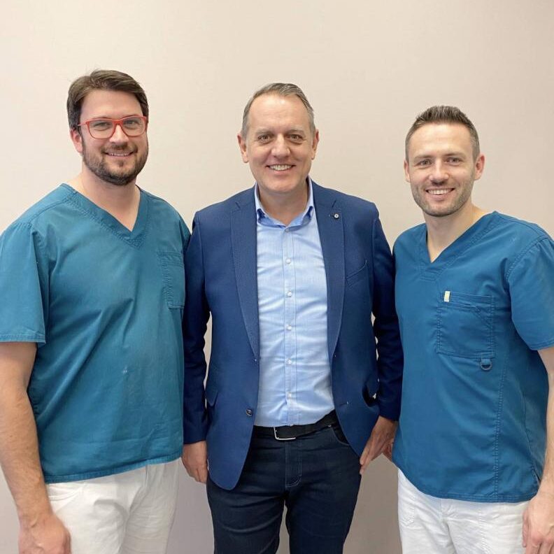 Dr. Steinhof Péter Márton és Dr. Ruszin Tamás egy pácienssel