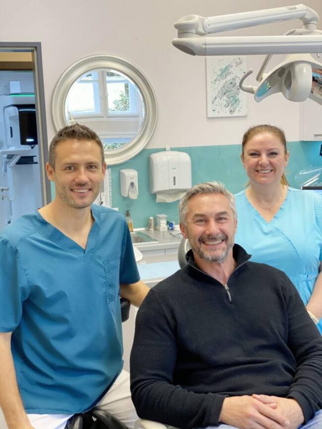 Dr. Ruszin Tamás és Kedves Mónika egy pácienssel