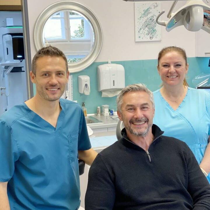 Dr. Ruszin Tamás és Kedves Mónika egy pácienssel