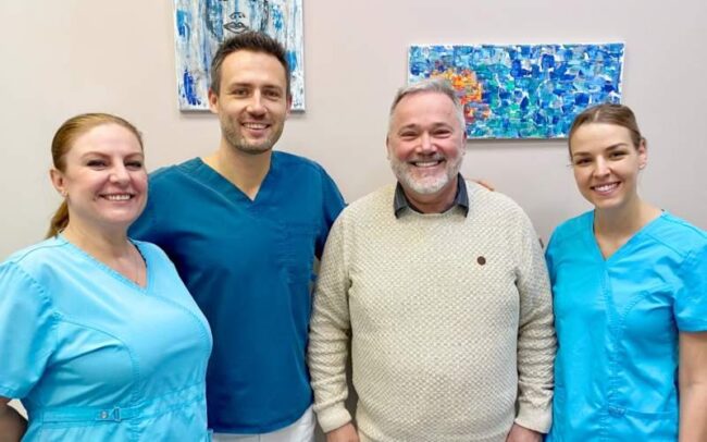 Kedves Mónika, Orosz-Rabb Daniella és Dr. Ruszin Tamás egy pácienssel