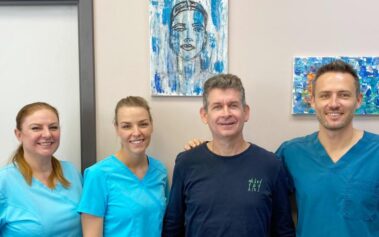 Kedves Mónika, Orosz-Rabb Daniella és Dr. Ruszin Tamás egy pácienssel