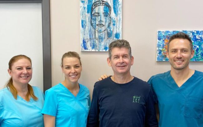 Kedves Mónika, Orosz-Rabb Daniella és Dr. Ruszin Tamás egy pácienssel