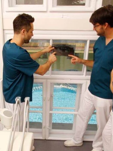 A képen fogspecialistáink egyik páciensünk panoráma röntgenképét elemzik a megfelelő beavatkozás kiválasztása érdekében.