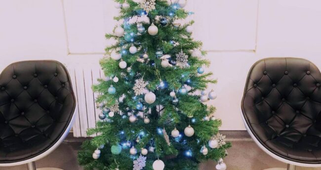 Karácsonyi díszben a fogorvosi rendelő.