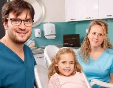 Dr. Steinhof Péter Márton és asszisztense gyermekpácienssel, gyermekfogszabályozás