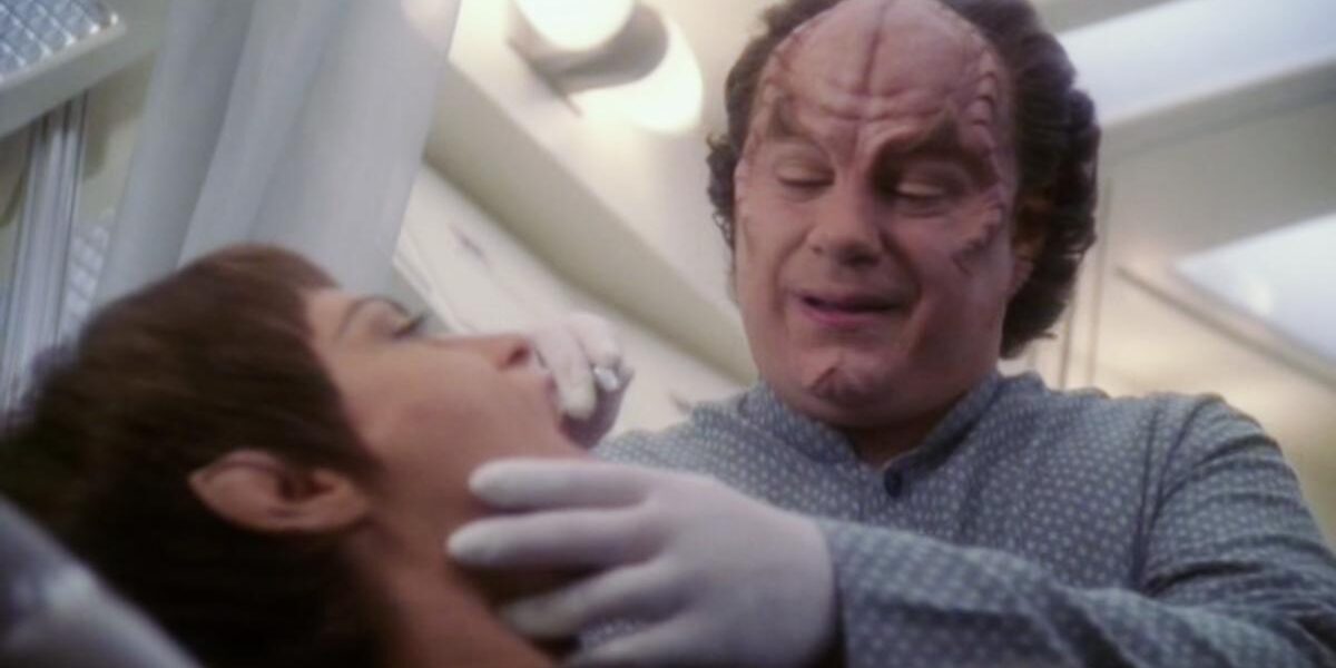 Phlox fogászati kezelést végez a Star Trek Enterprise sorozatban