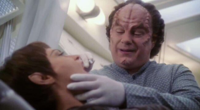 Phlox fogászati kezelést végez a Star Trek Enterprise sorozatban