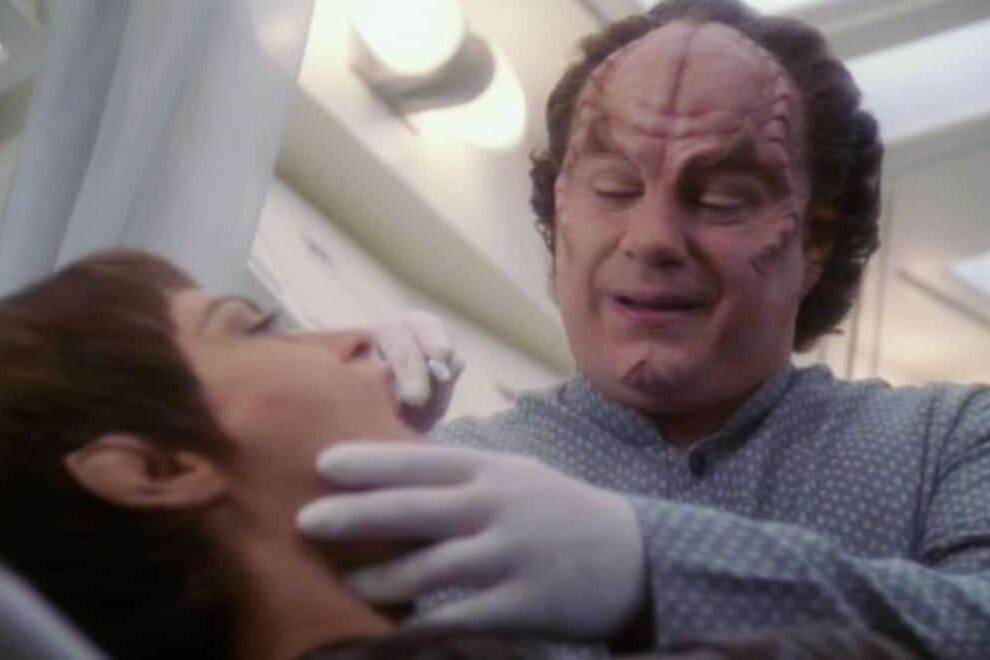 Phlox fogászati kezelést végez a Star Trek Enterprise sorozatban