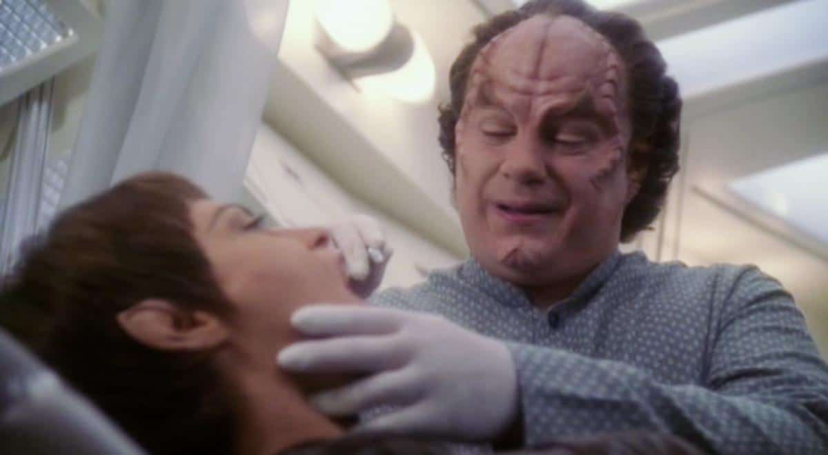 Phlox fogászati kezelést végez a Star Trek Enterprise sorozatban