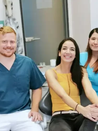 Dr. Nagy Róbert és asszisztense elégedett páciensével