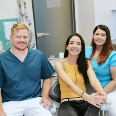 Dr. Nagy Róbert és asszisztense elégedett páciensével