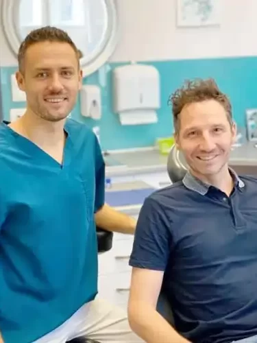 Dr. Ruszin Tamás elégedett páciensével