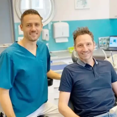 Dr. Ruszin Tamás elégedett páciensével