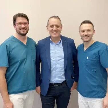 Dr. Steinhof Péter Márton és Dr. Ruszin Tamás elégedett páciensükkel