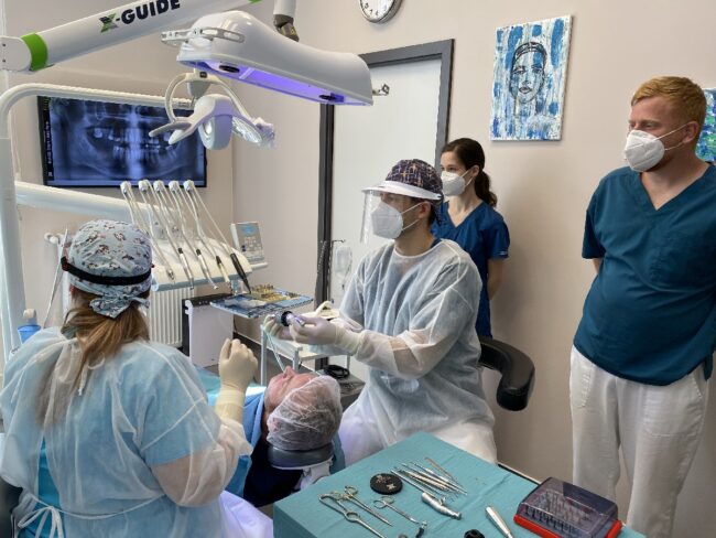 Dr. Ruszin Tamás és asszisztense munka közben