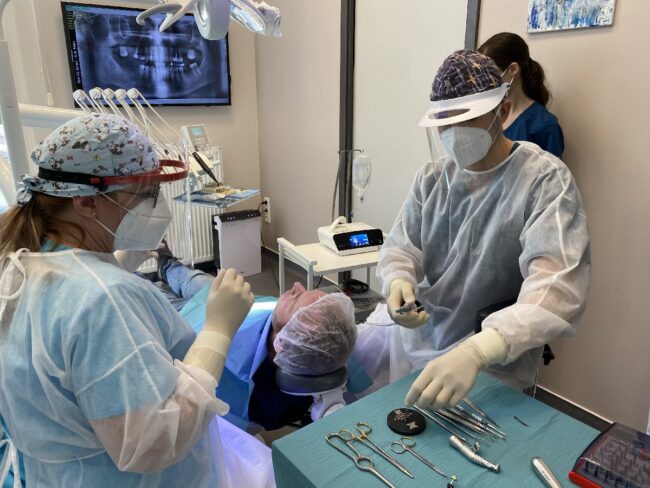 Dr. Ruszin Tamás és asszisztense munka közben