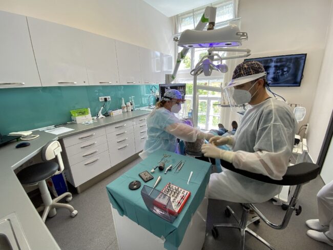 Dr. Ruszin Tamás és asszisztense munka közben