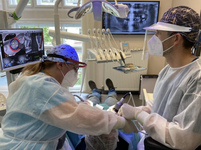 Dr. Ruszin Tamás és asszisztense munka közben