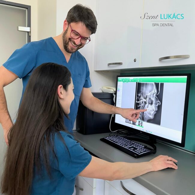 Dr Steinhof Péter Márton és kollégája egy röntgen felvételt vizsgál