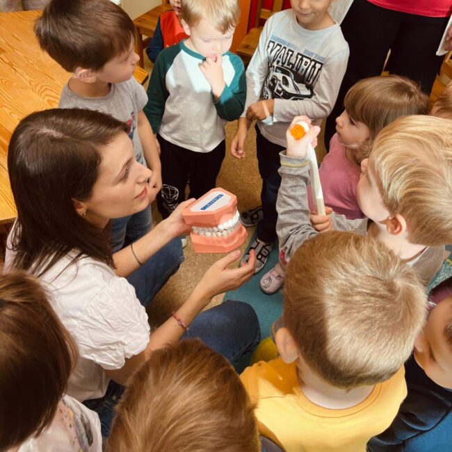 Dr. Dénes Nóra gyermekfogorvos gyermekekkel