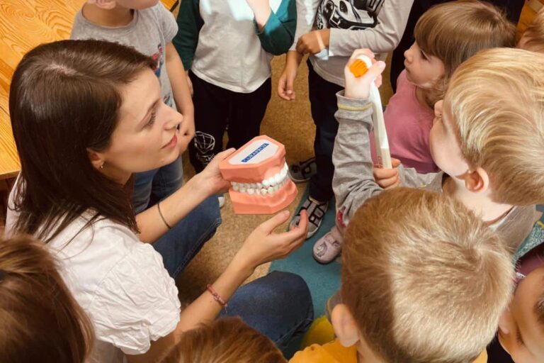 Dr. Dénes Nóra gyermekfogorvos gyermekekkel