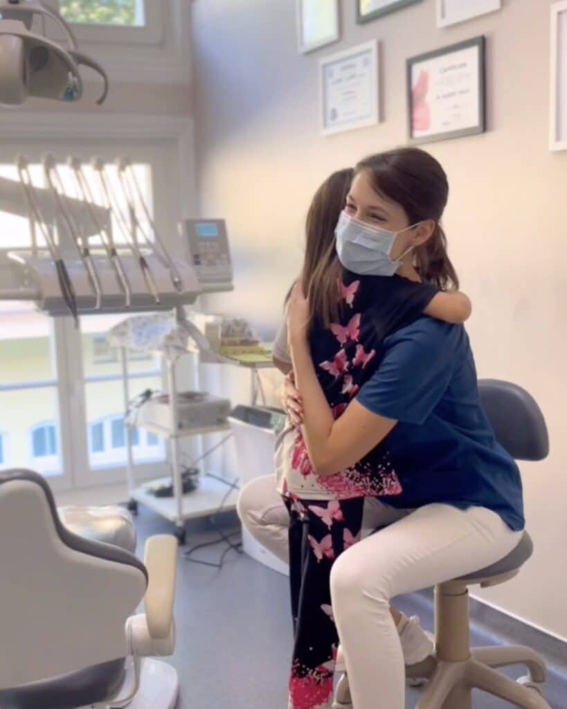 Dr. Dénes Nóra gyermekfogorvos és páciense