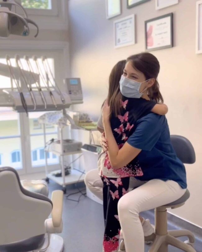 Dr. Dénes Nóra gyermekfogorvos és páciense