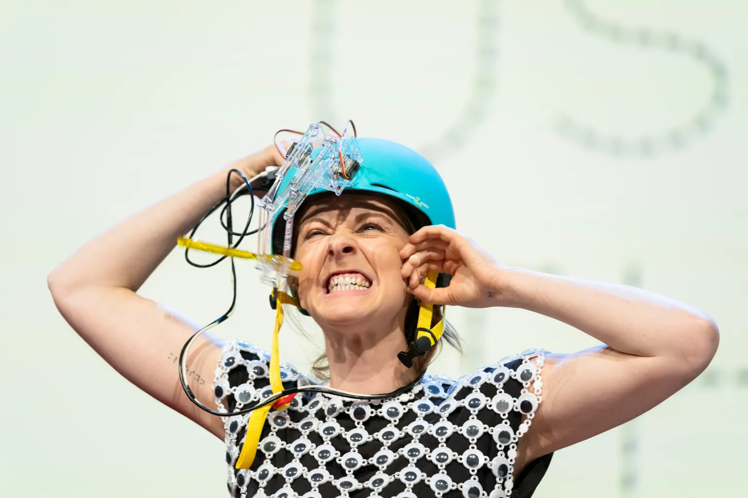 Simone Giertz és a fogkefe-sisak